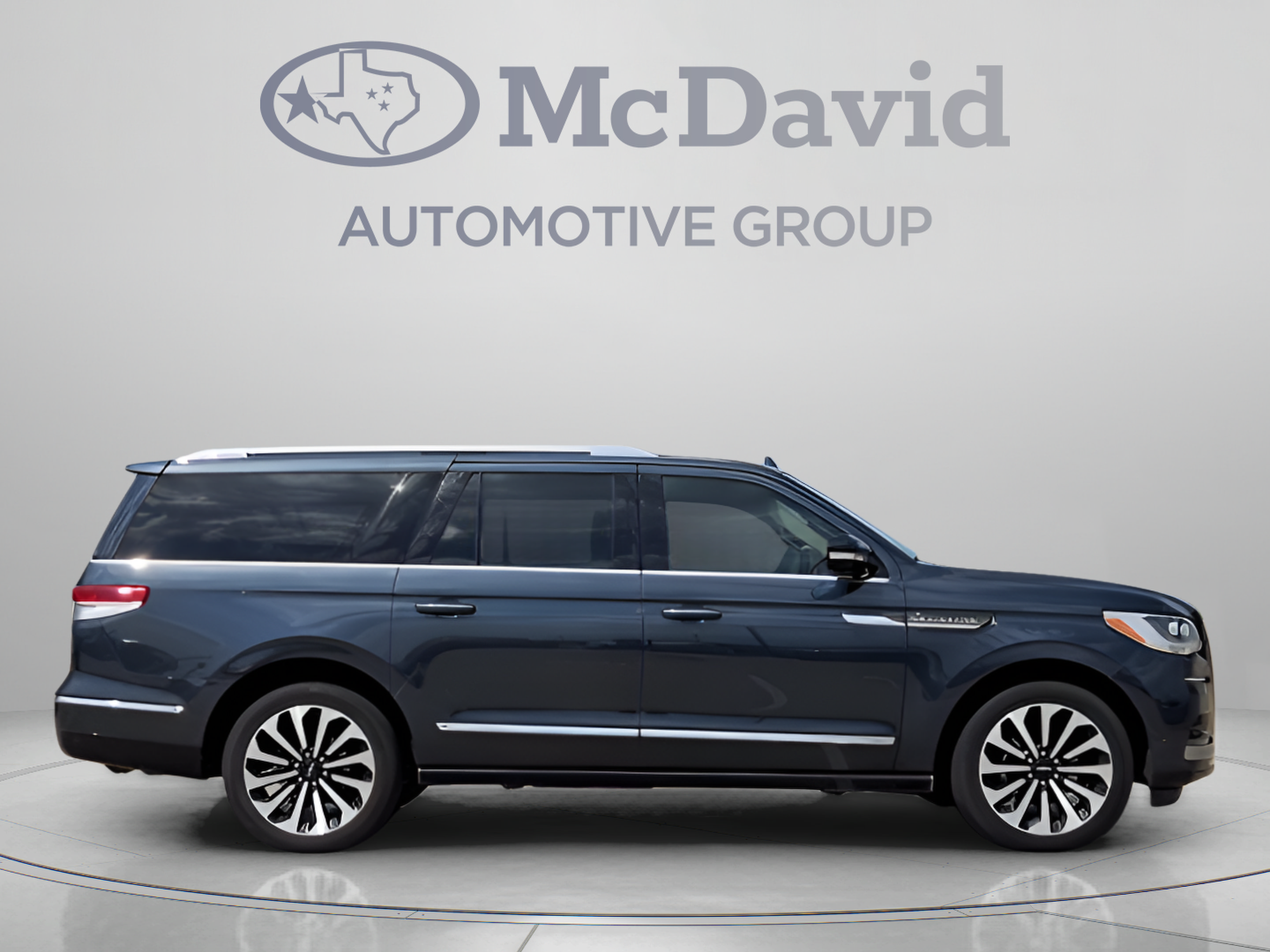 Certified 2024 Lincoln Navigator L Reserve AWD/4WD image 7