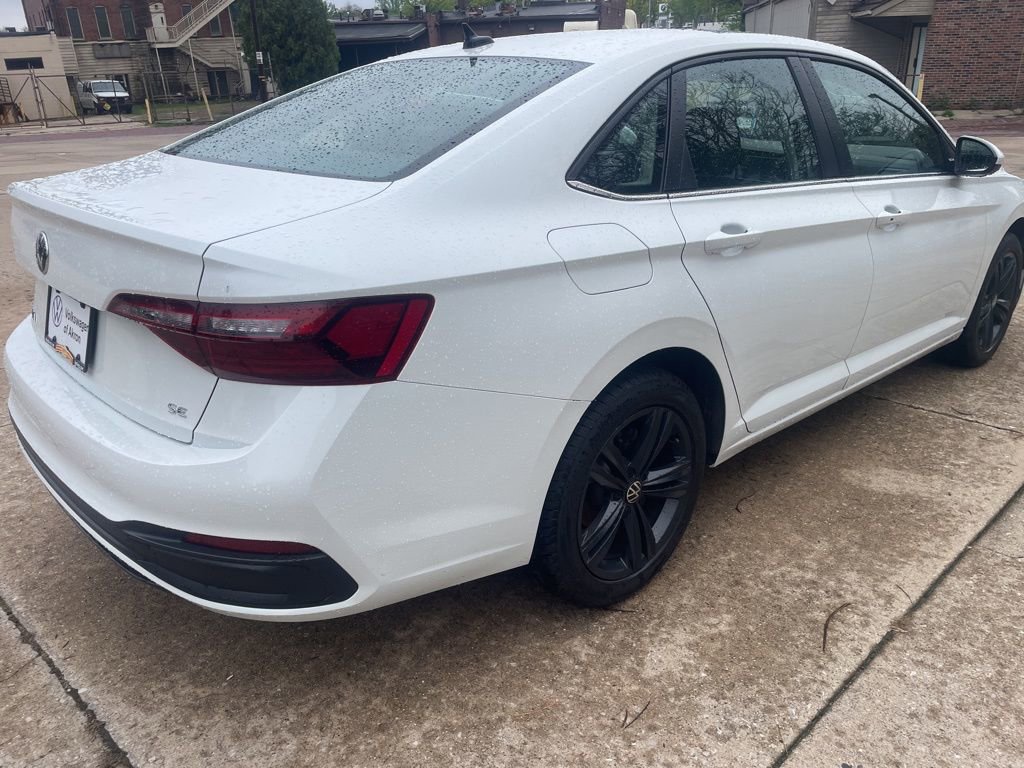 Used 2023 Volkswagen Jetta SE FWD image 2