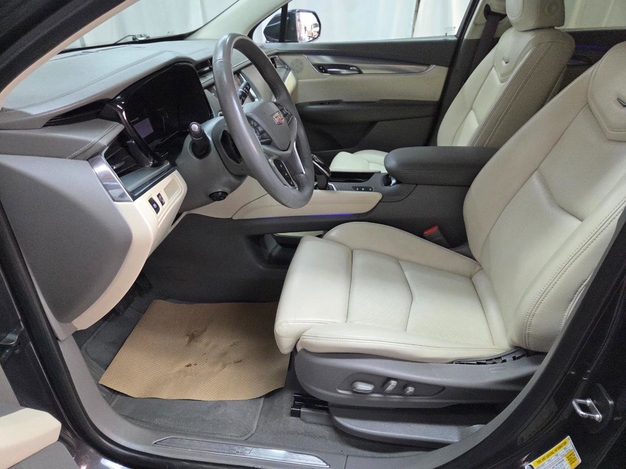 Used 2017 Cadillac XT5 Premium Luxury w/ Advanced Security Package image 16