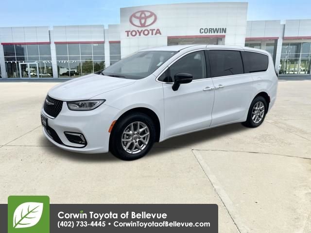 Used 2024 Chrysler Pacifica Touring-L image 7