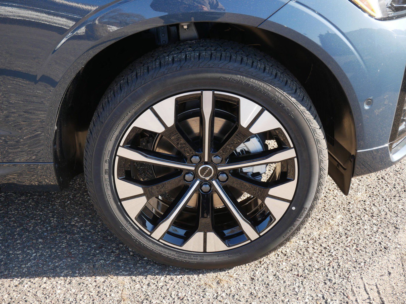 New 2026 Volvo XC60 B5 Plus w/ Protection Package Premier AWD/4WD image 4