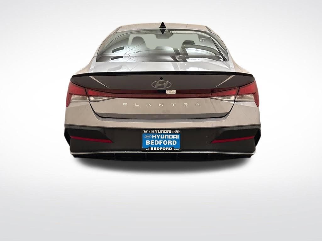 Certified 2025 Hyundai Elantra SE image 5