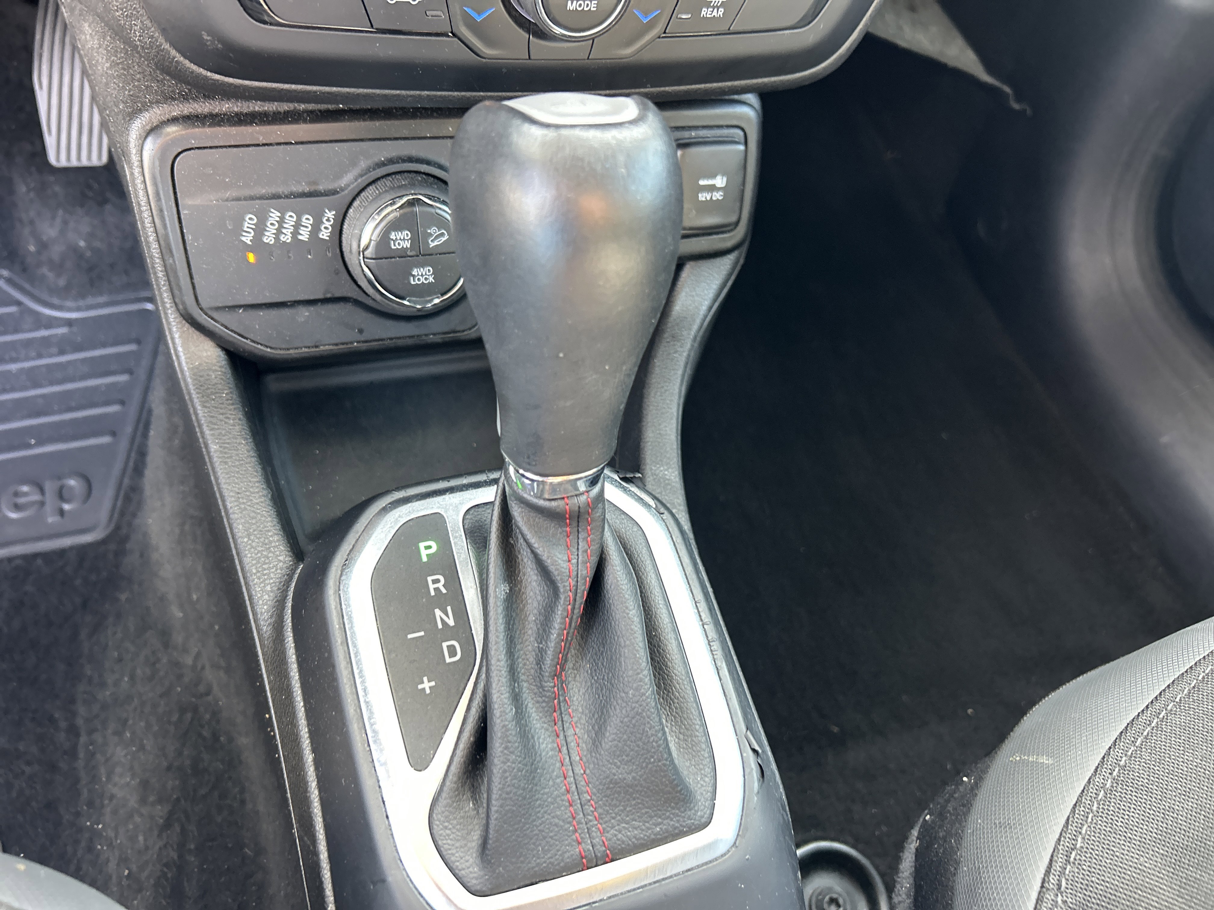 Used 2023 Jeep Renegade Trailhawk AWD/4WD image 28