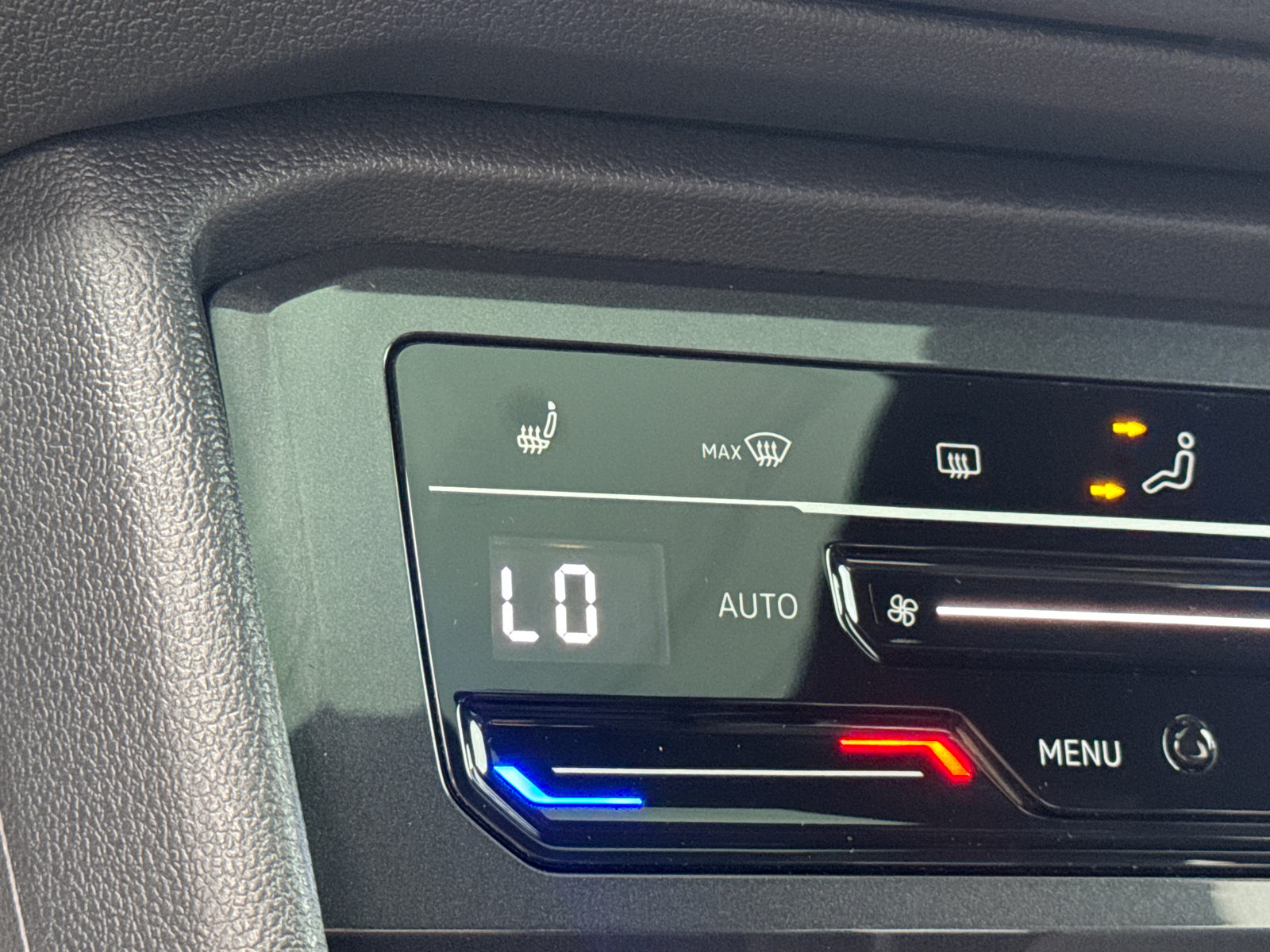 Used 2024 Volkswagen Tiguan SE R-Line image 34