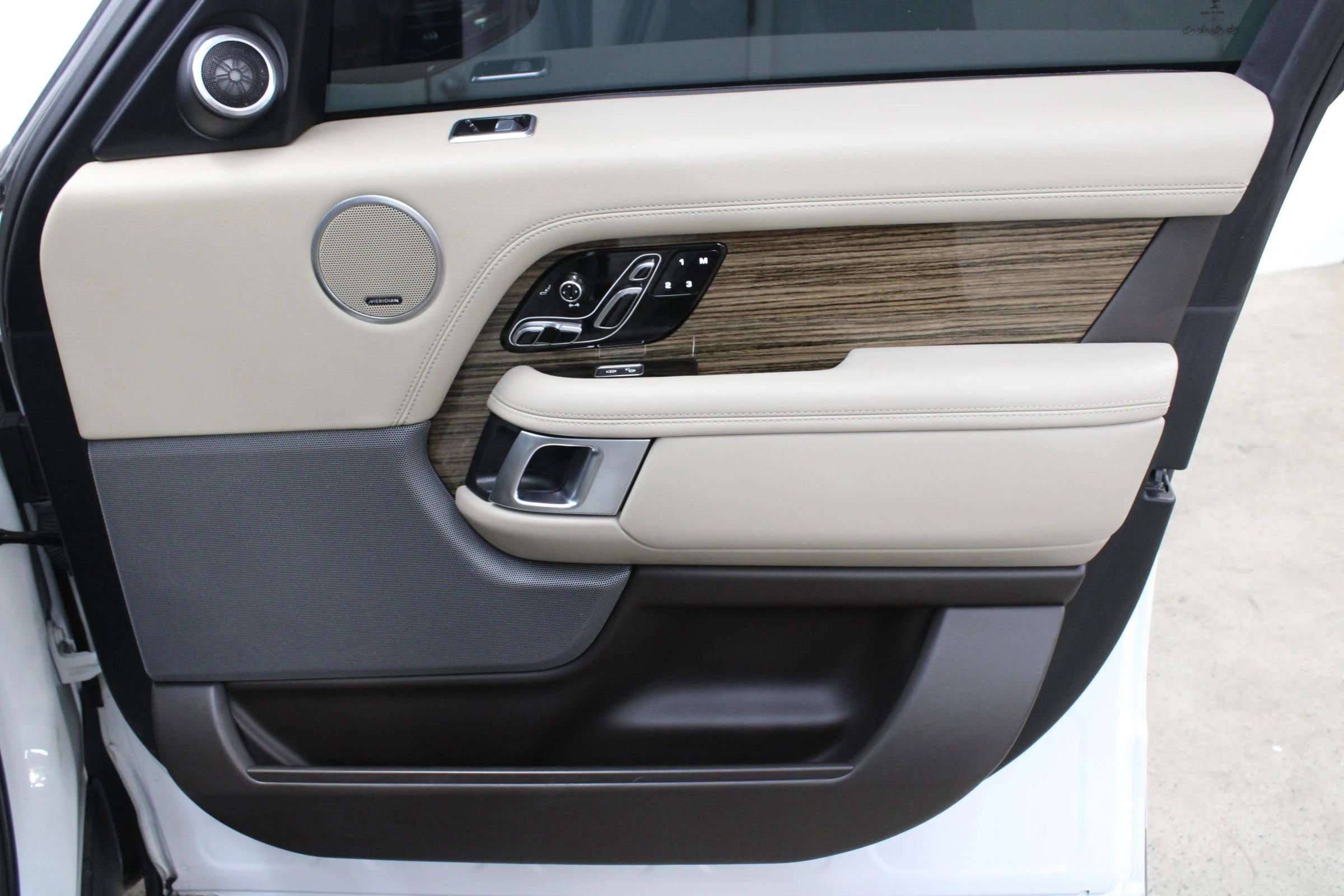 Used 2019 Land Rover Range Rover HSE image 13