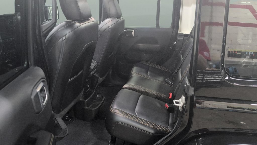 Used 2023 Jeep Wrangler Unlimited Sahara AWD/4WD image 17