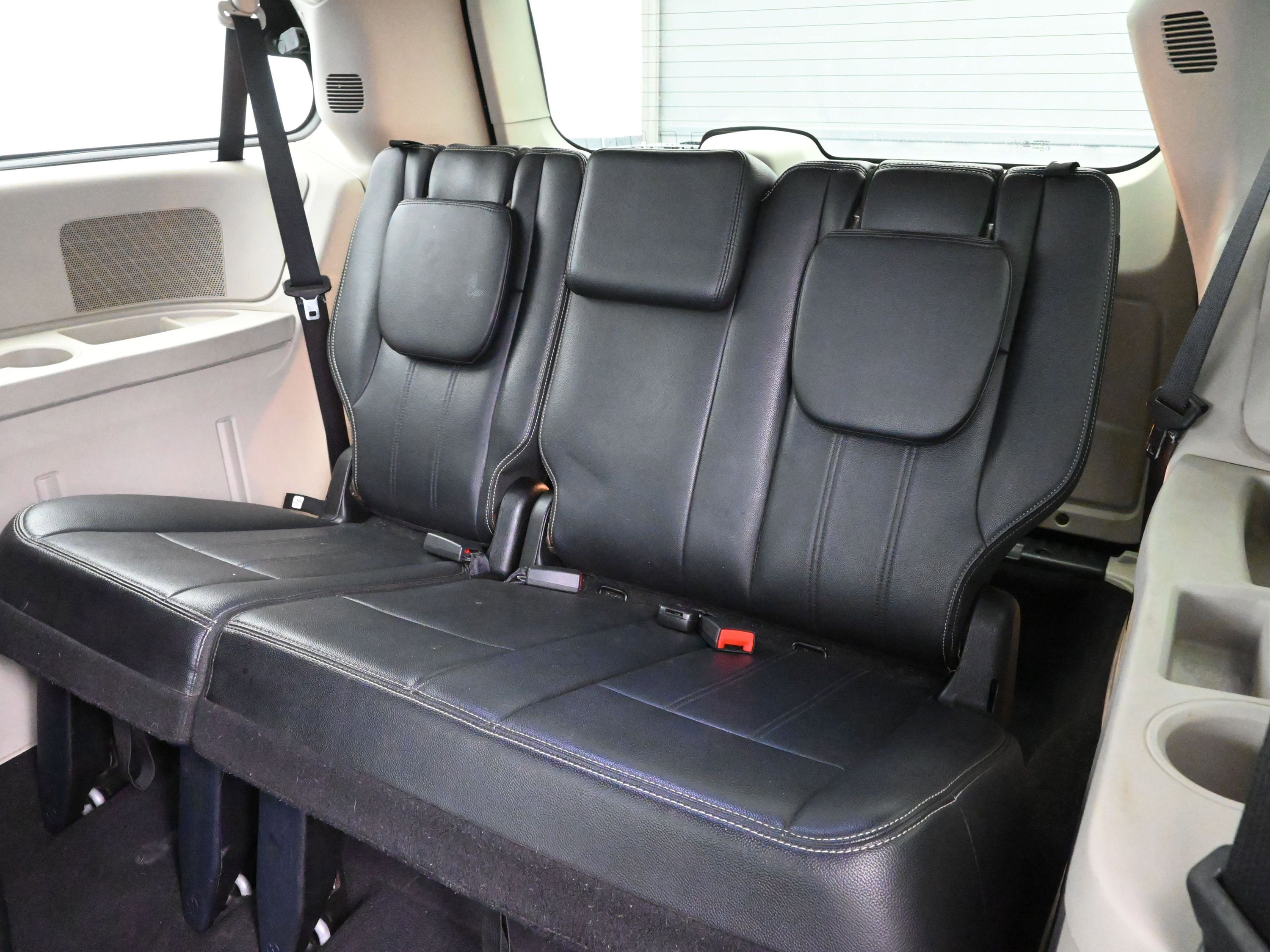 Used 2013 Chrysler Town & Country Touring image 22