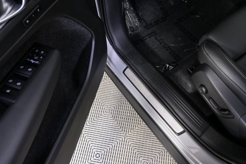 Certified 2025 Volvo XC40 B5 Plus image 9