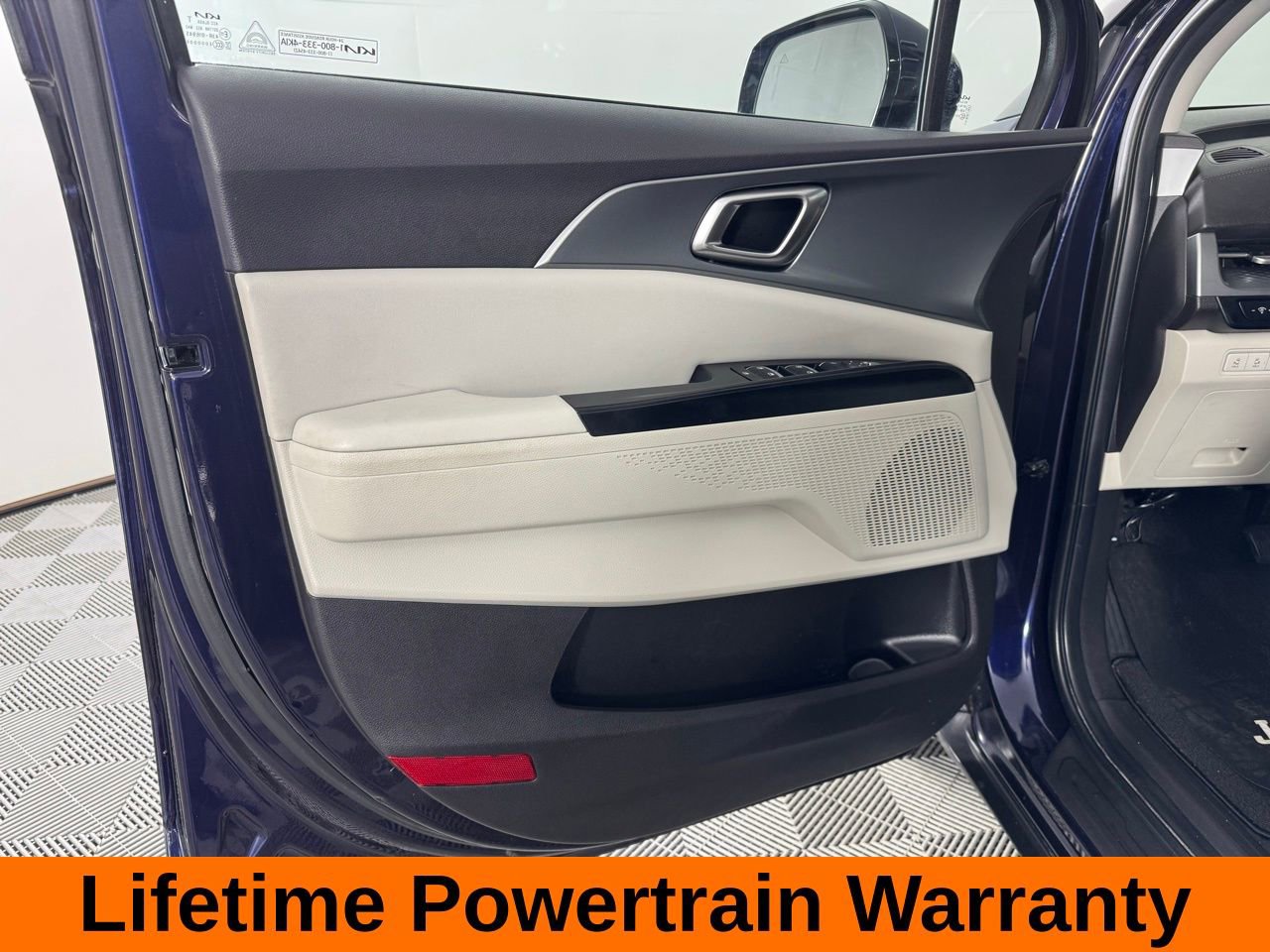 Used 2023 Kia Carnival LX image 10