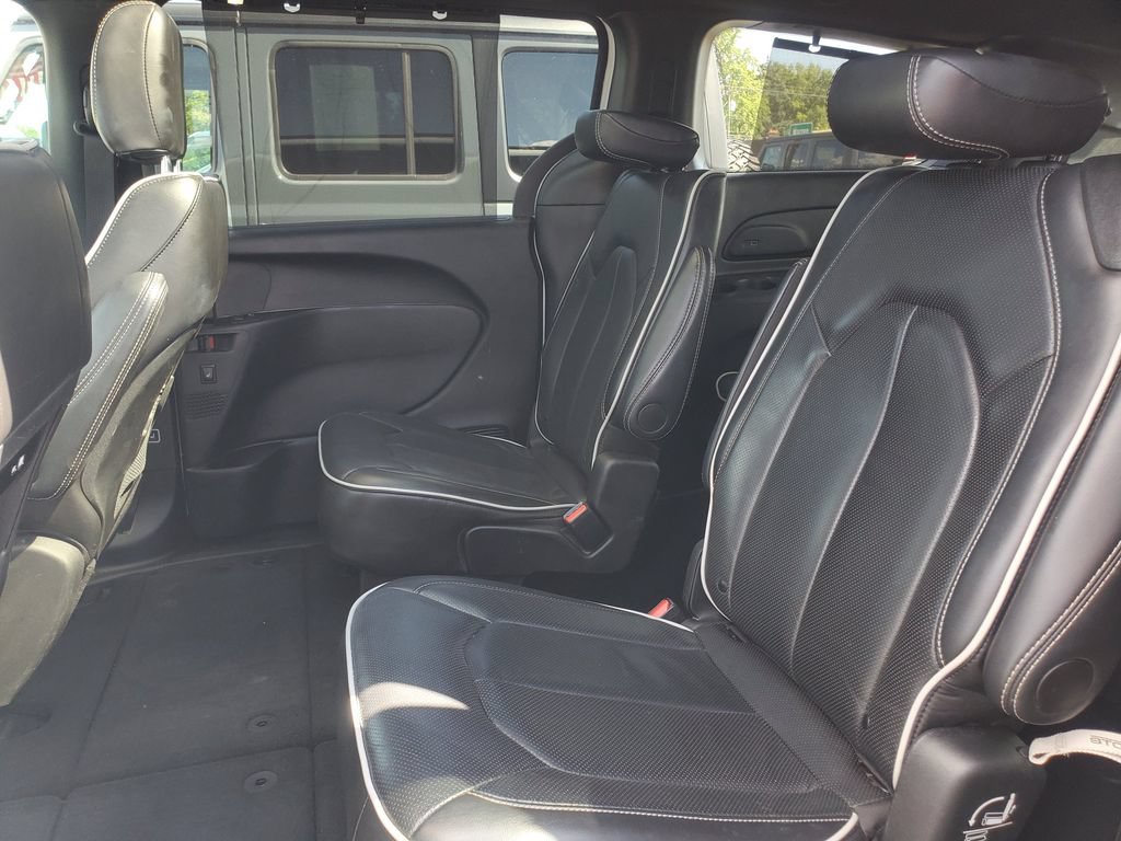 Used 2025 Chrysler Pacifica Limited FWD image 28