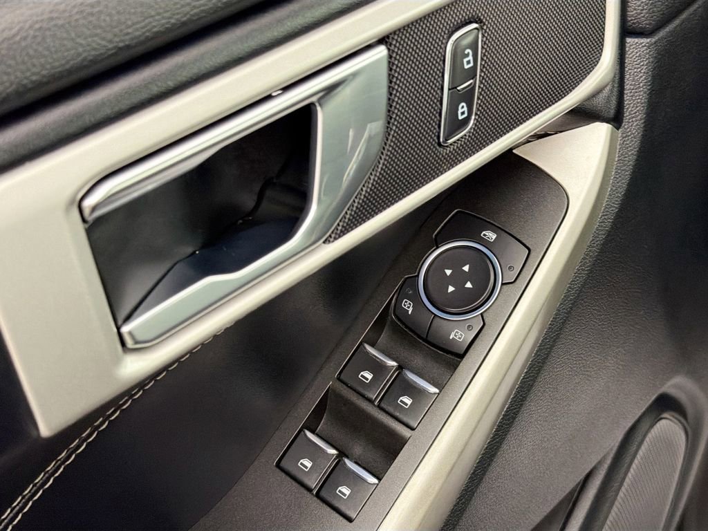 Used 2022 Ford Explorer XLT image 17
