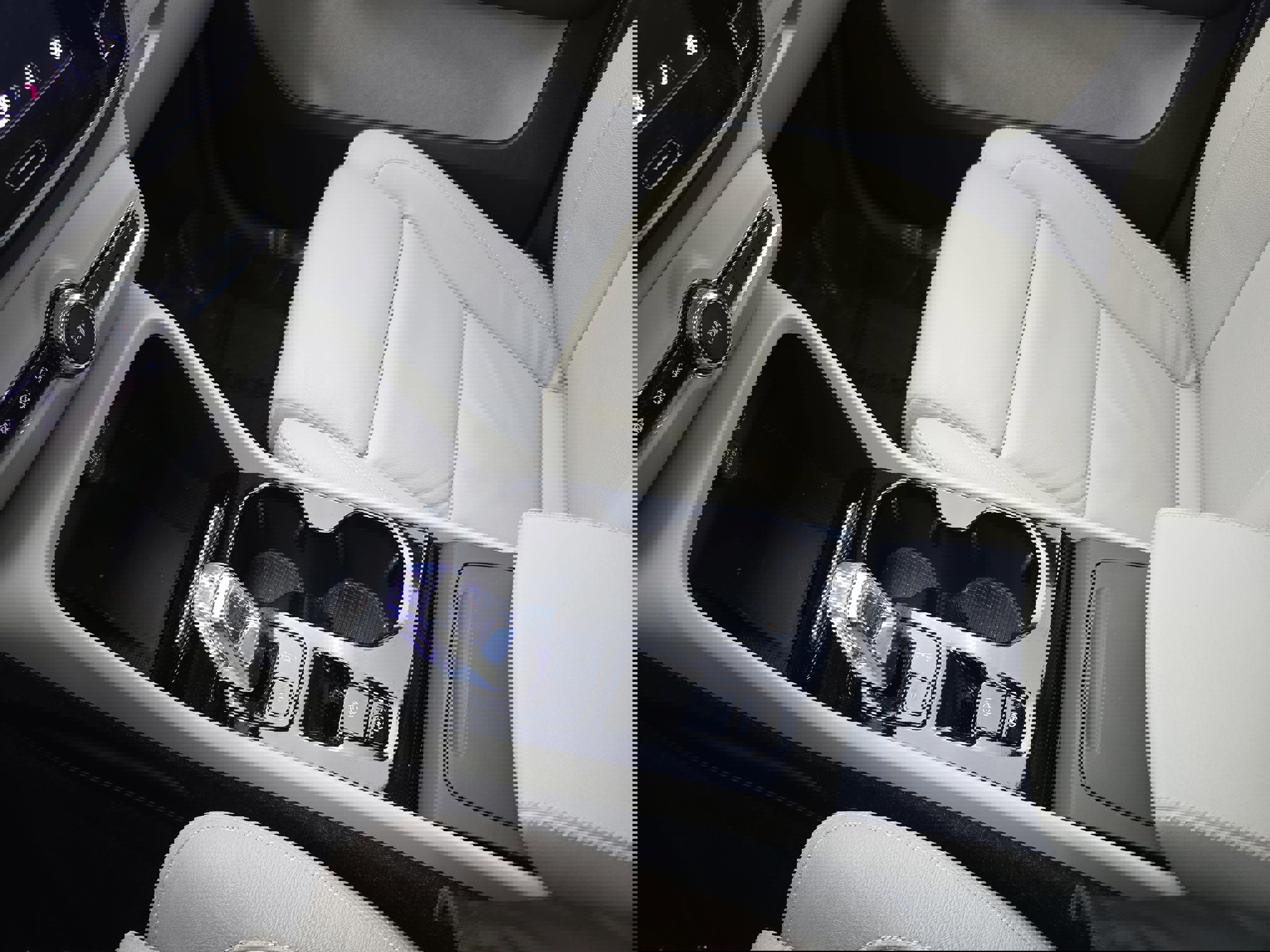 Used 2023 Volvo XC40 B4 Ultimate w/ Protection Package Premier image 25