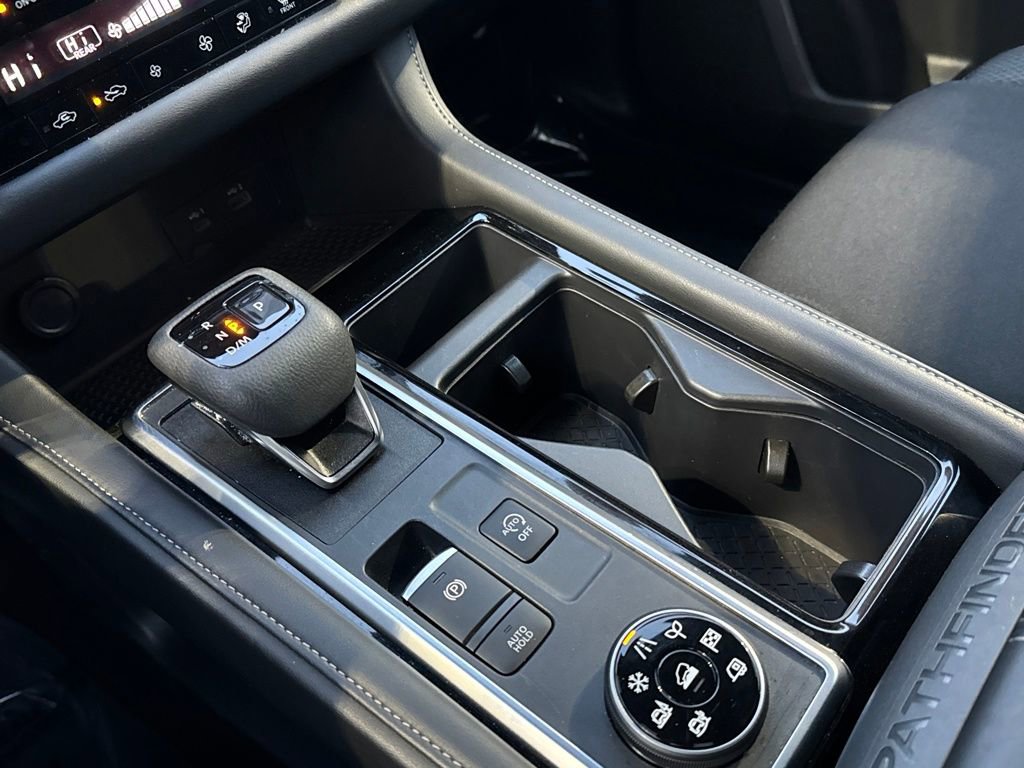 Used 2025 Nissan Pathfinder SV image 28