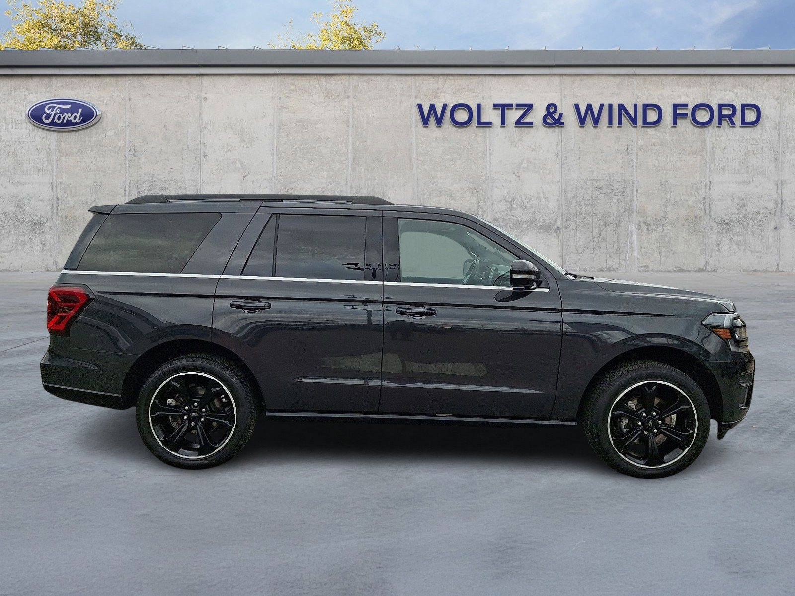 Used 2022 Ford Expedition Limited image 7