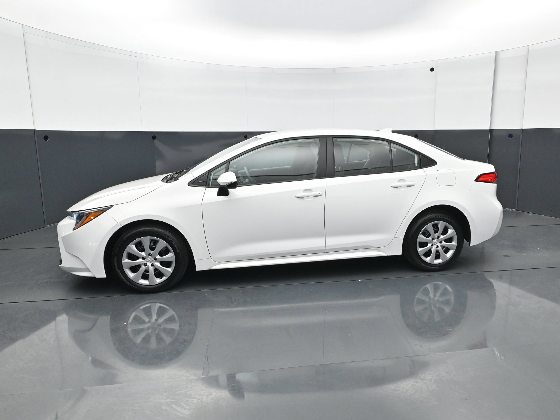 Used 2024 Toyota Corolla LE FWD image 3