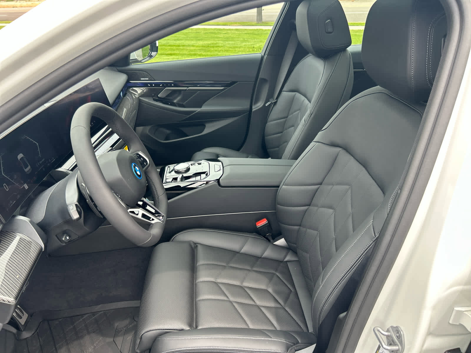 Used 2026 BMW 550e xDrive image 22