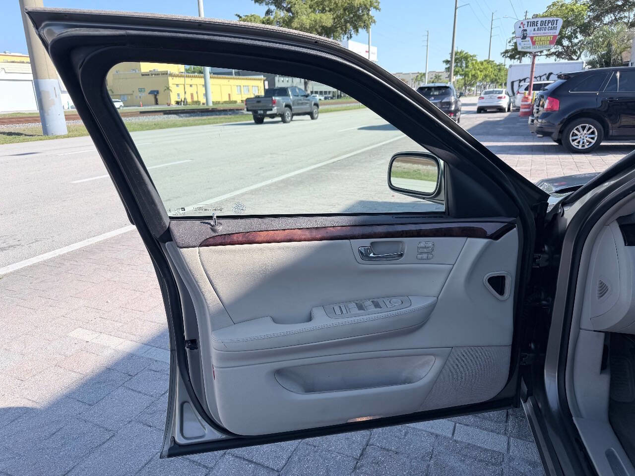 Used 2010 Cadillac DTS Luxury FWD image 10