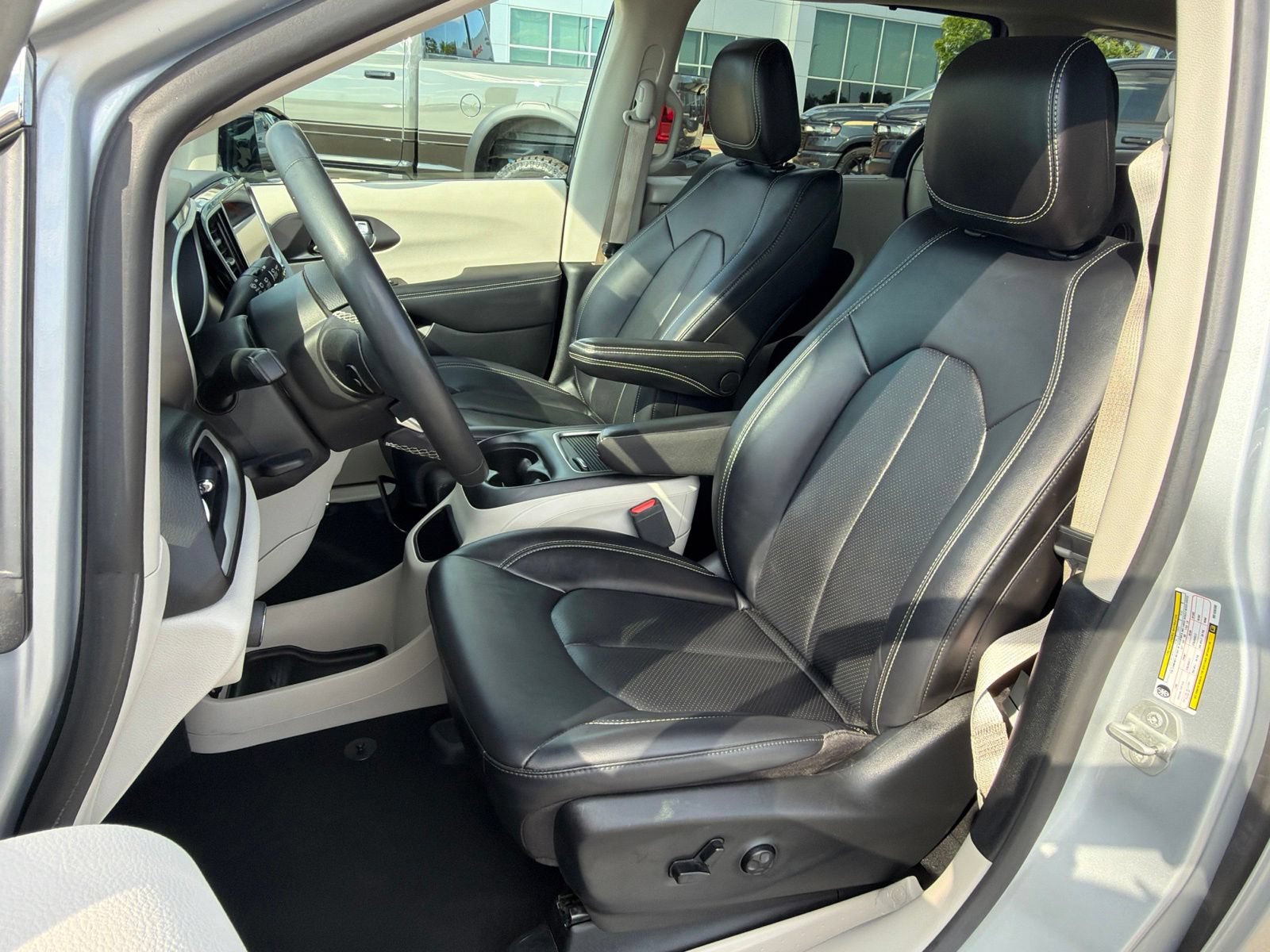 Used 2024 Chrysler Pacifica Touring-L FWD image 14