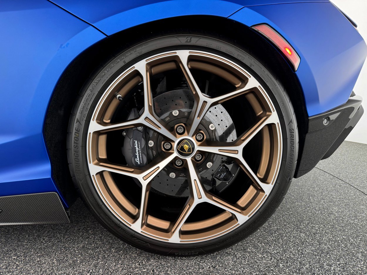 Used 2025 Lamborghini Revuelto image 31