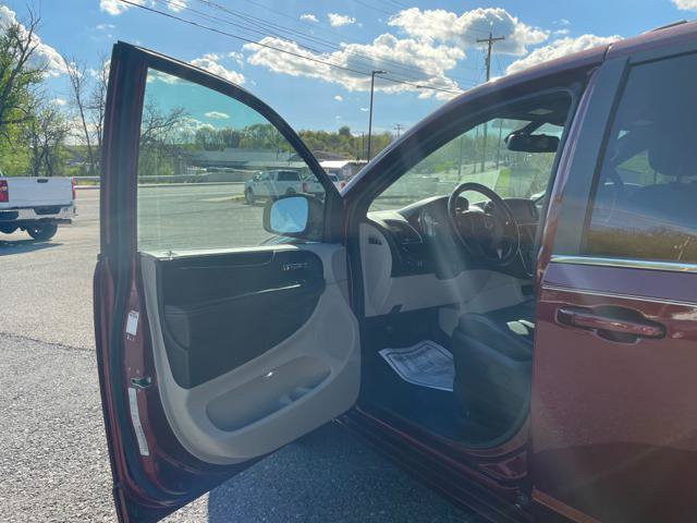 Used 2019 Dodge Grand Caravan SXT FWD image 14