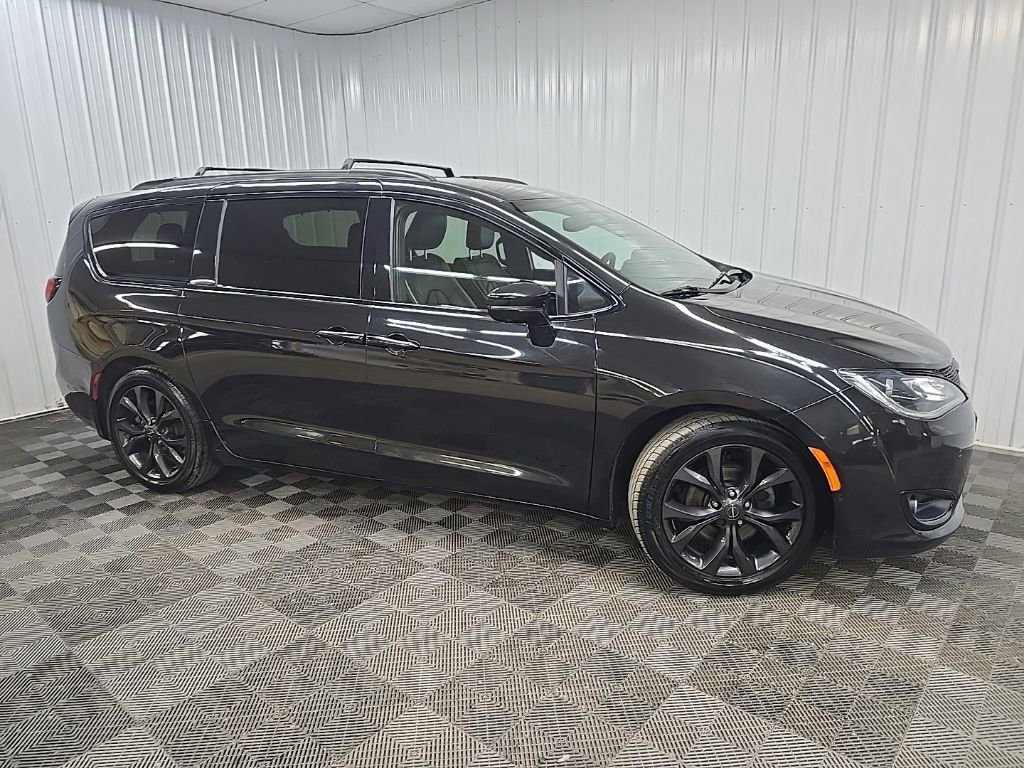 Used 2019 Chrysler Pacifica Limited w/ Advanced Safetytec Group image 1