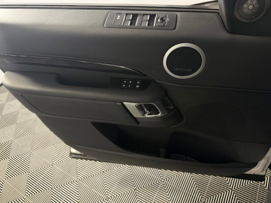 Used 2024 Land Rover Discovery S AWD/4WD image 25