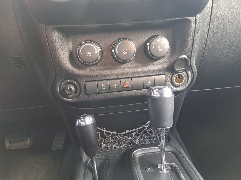 Used 2016 Jeep Wrangler Unlimited Sahara w/ Connectivity Group image 15