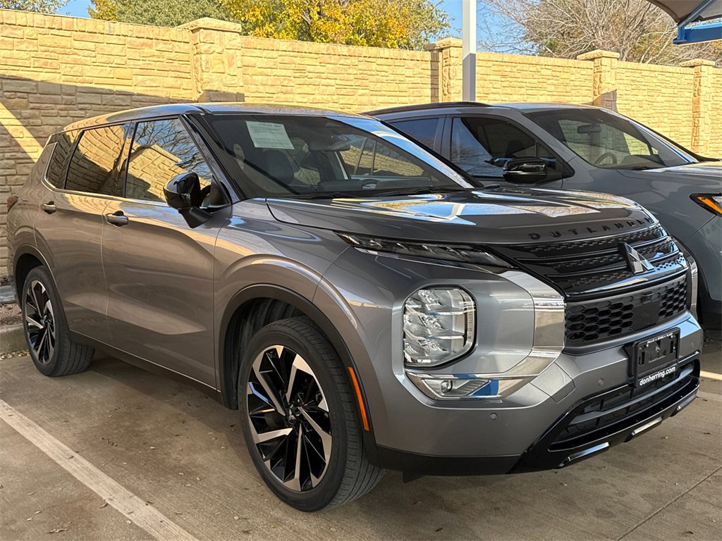 Used 2023 Mitsubishi Outlander SE Black Edition image 3