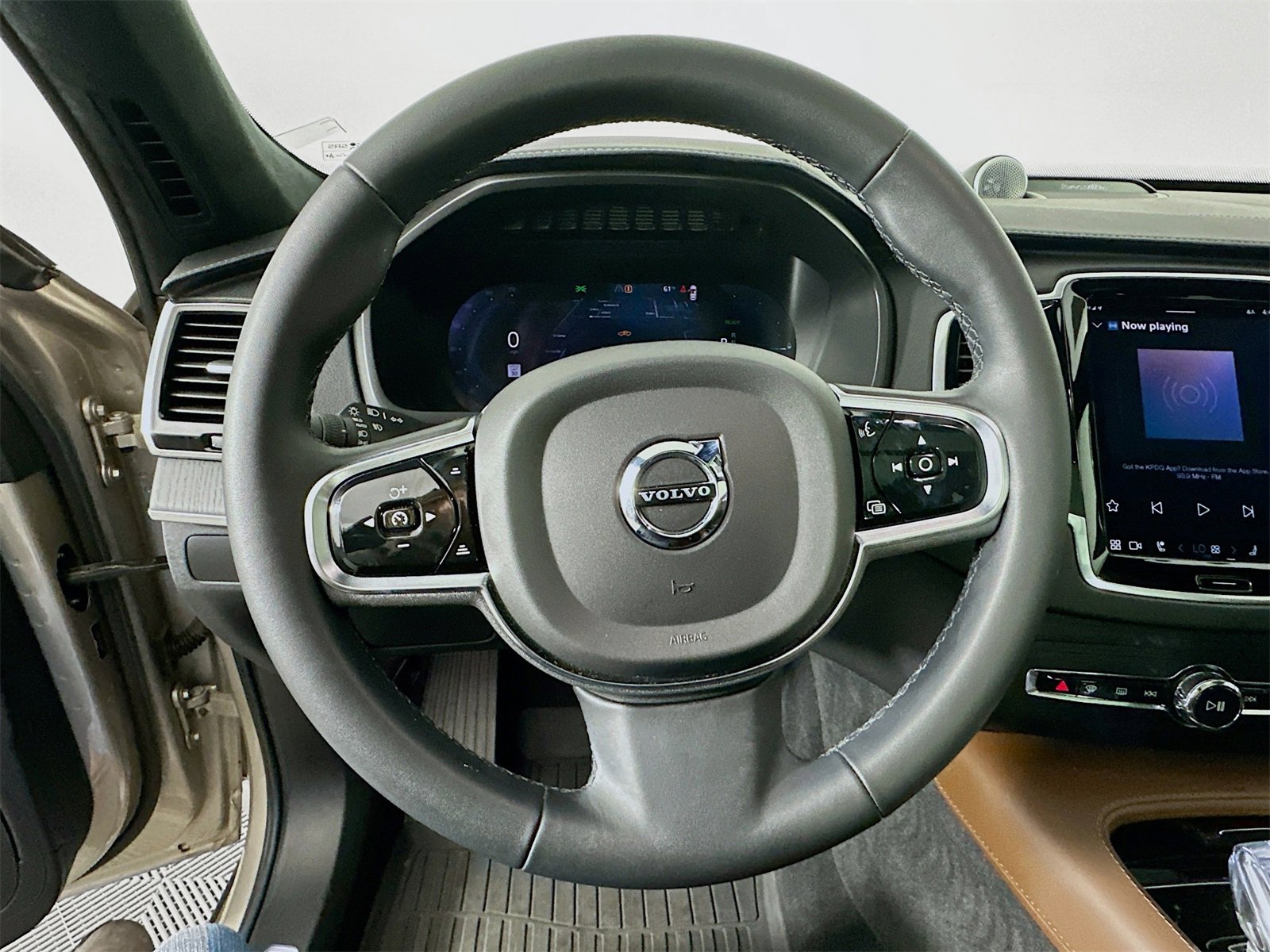 Used 2024 Volvo XC90 T8 Ultimate w/ Lounge Package image 11