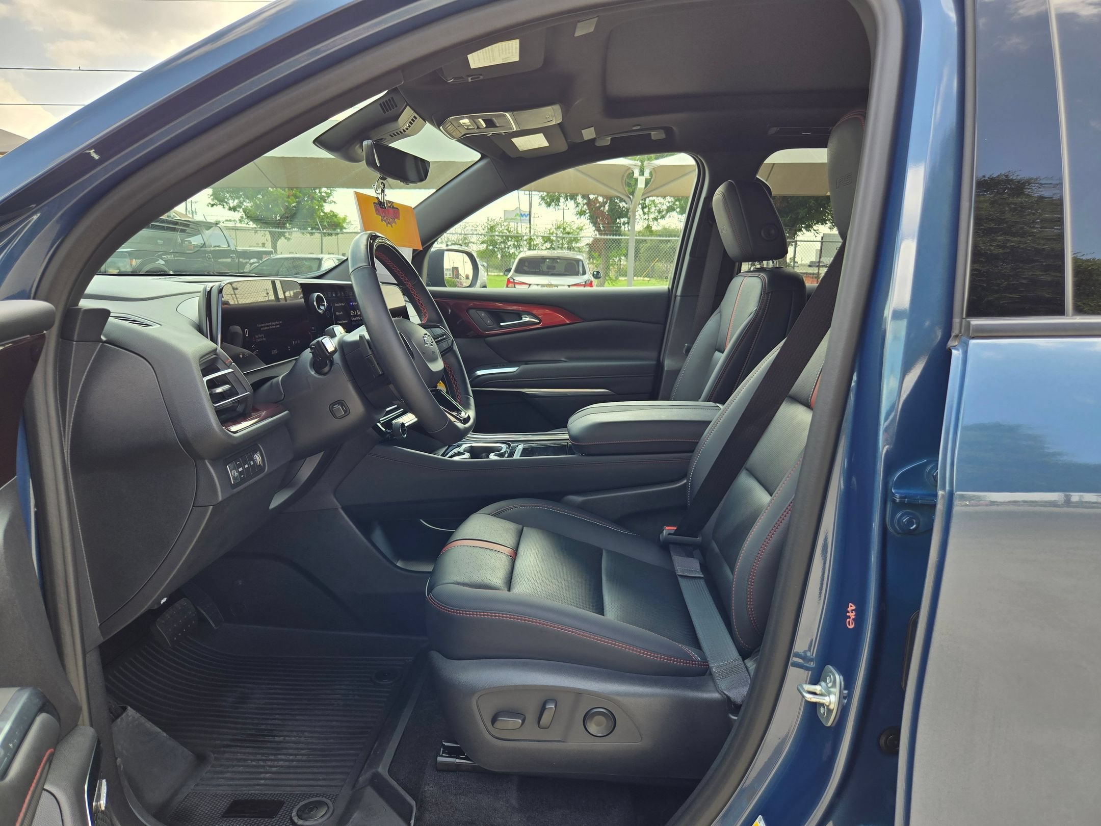 Certified 2025 Chevrolet Traverse RS w/ LPO, Floor Liner Package AWD/4WD image 9