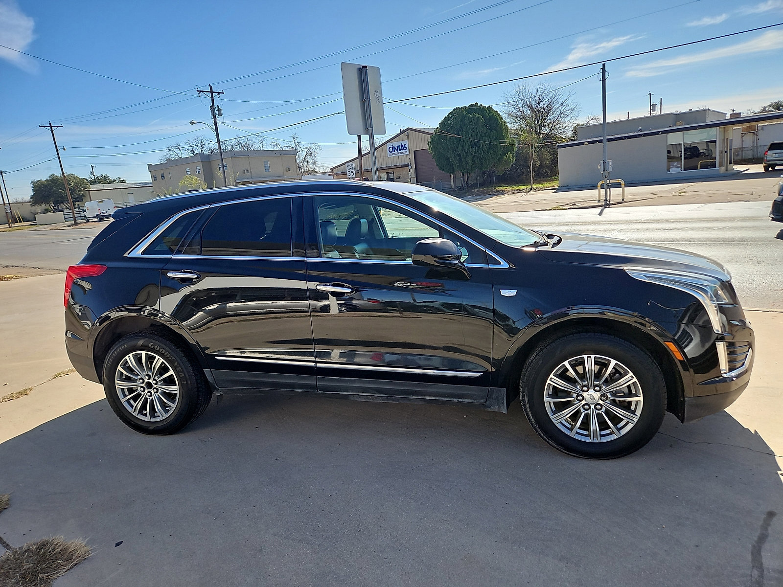 Used 2017 Cadillac XT5 Luxury w/ Driver Awareness Package image 6