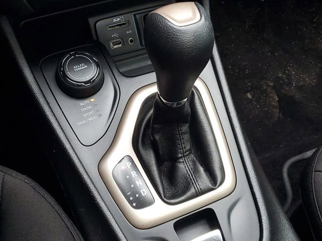 Used 2017 Jeep Cherokee Latitude w/ Cold Weather Group AWD/4WD image 27