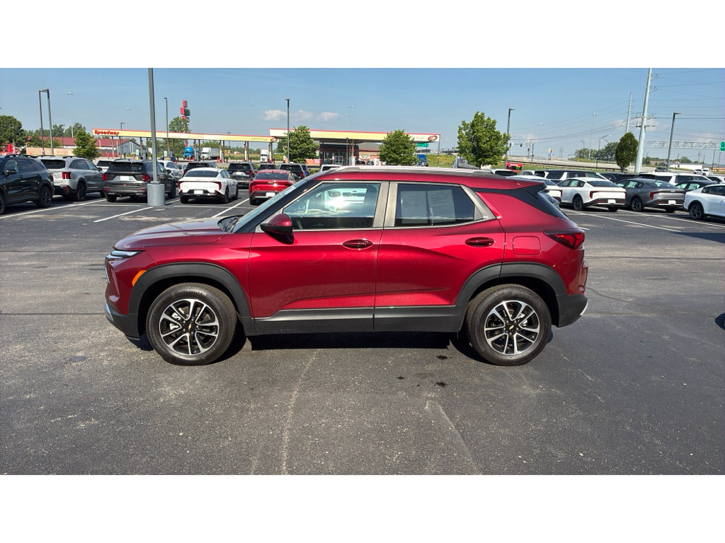 Used 2025 Chevrolet TrailBlazer LT FWD image 3