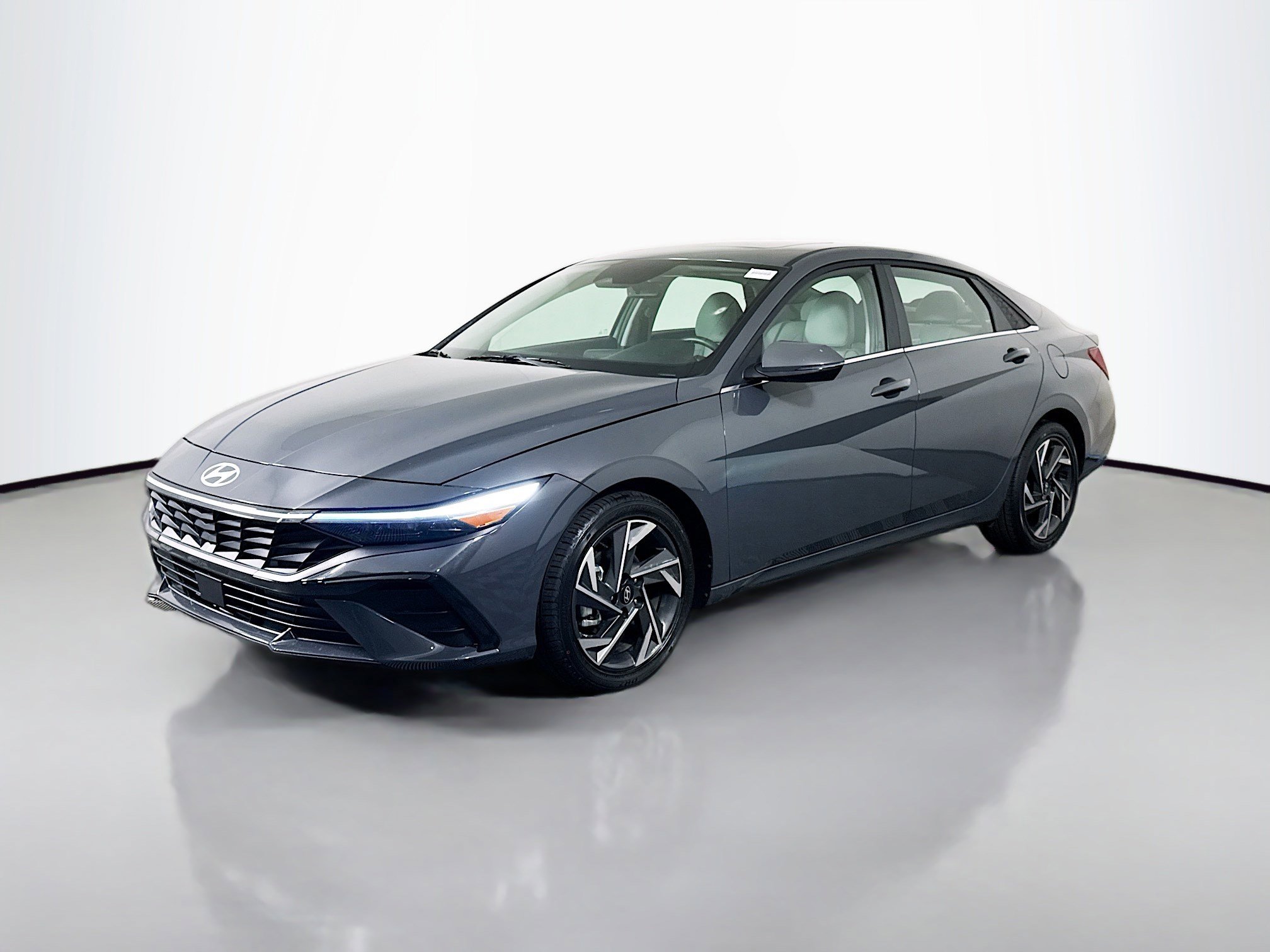 Used 2025 Hyundai Elantra Limited image 4