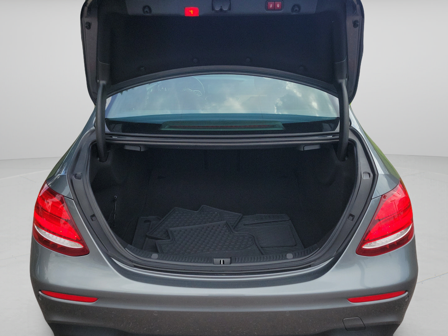 Used 2020 Mercedes-Benz E 350 4MATIC Sedan image 10