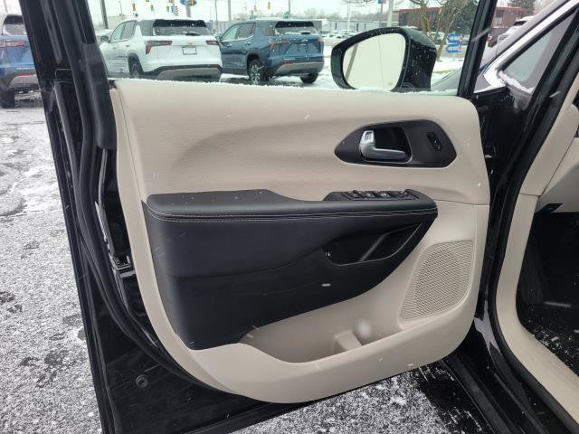 Used 2024 Chrysler Pacifica Select image 6