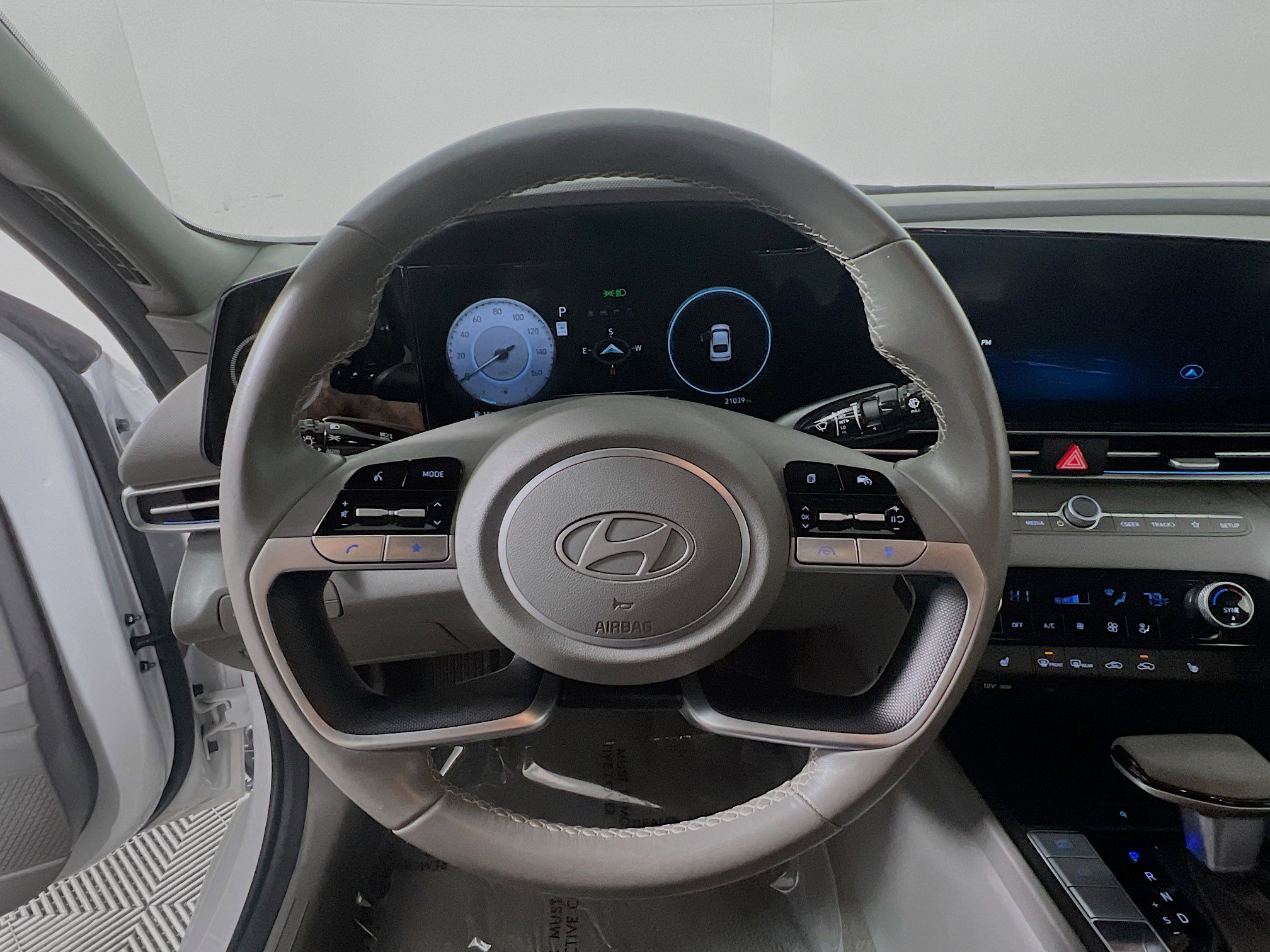 Used 2025 Hyundai Elantra SEL image 18