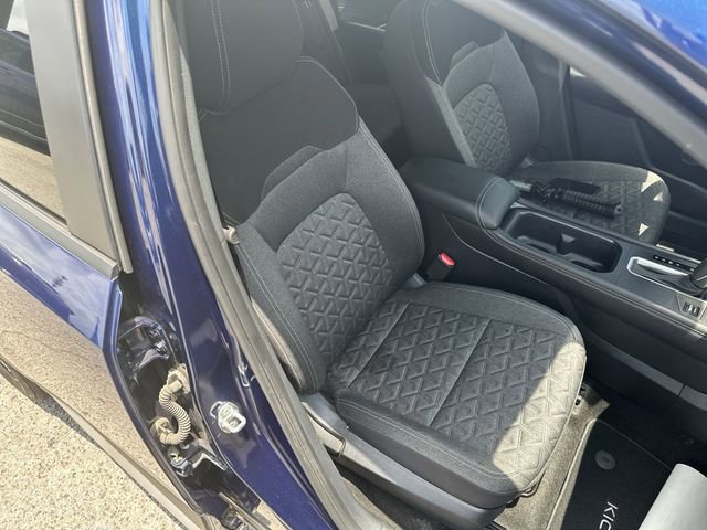 Used 2025 Nissan Kicks SV AWD/4WD image 23