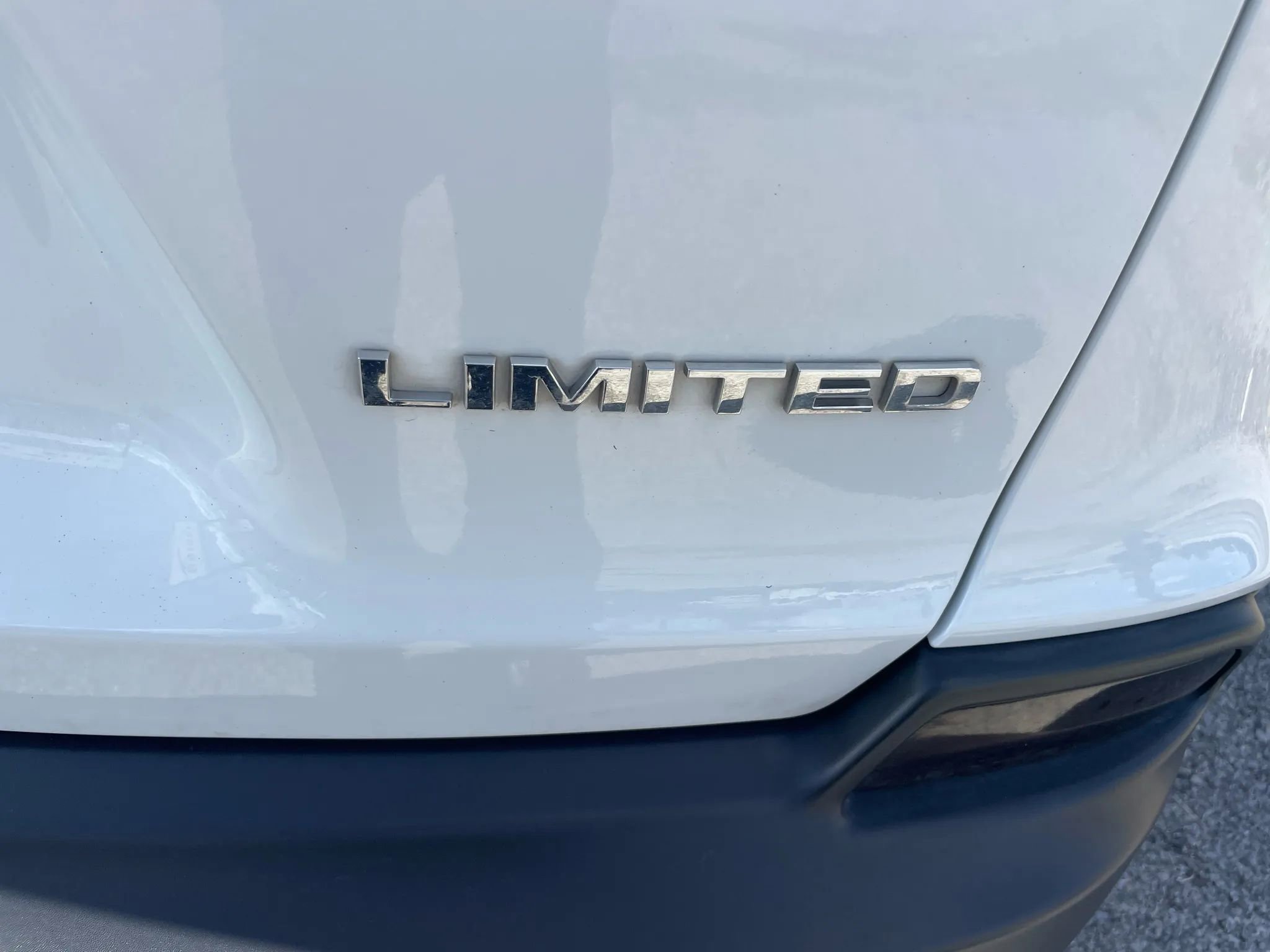 Used 2019 Jeep Cherokee Limited w/ Luxury Group FWD image 12