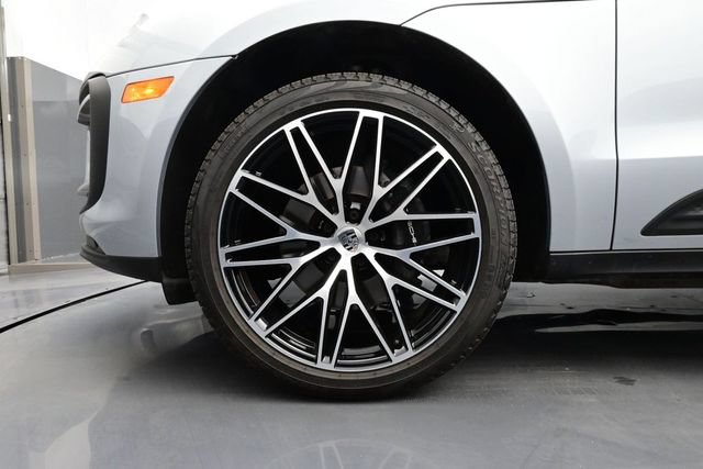 Certified 2025 Porsche Macan AWD/4WD image 6
