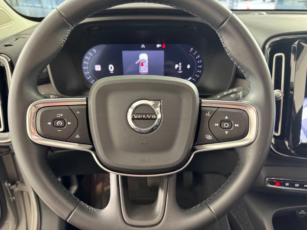 Certified 2025 Volvo XC40 B5 Plus AWD/4WD image 27