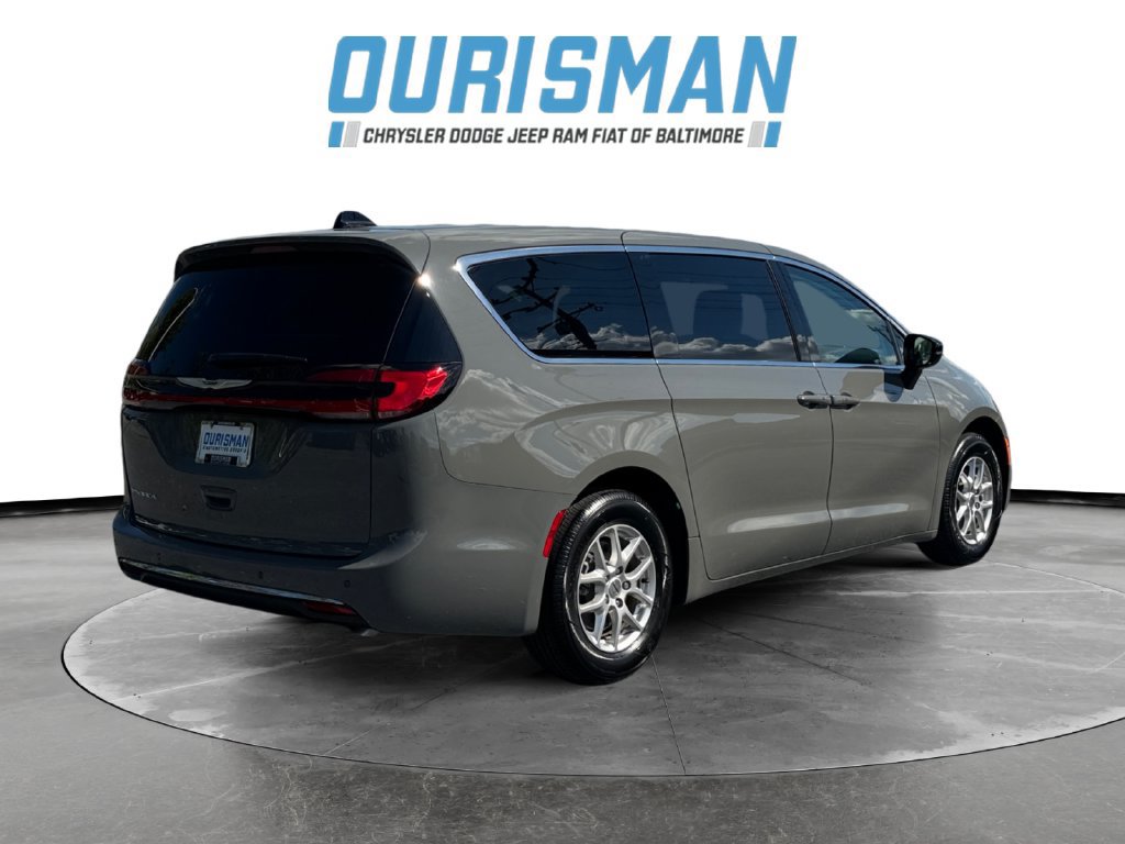 Used 2024 Chrysler Pacifica Touring-L FWD image 6