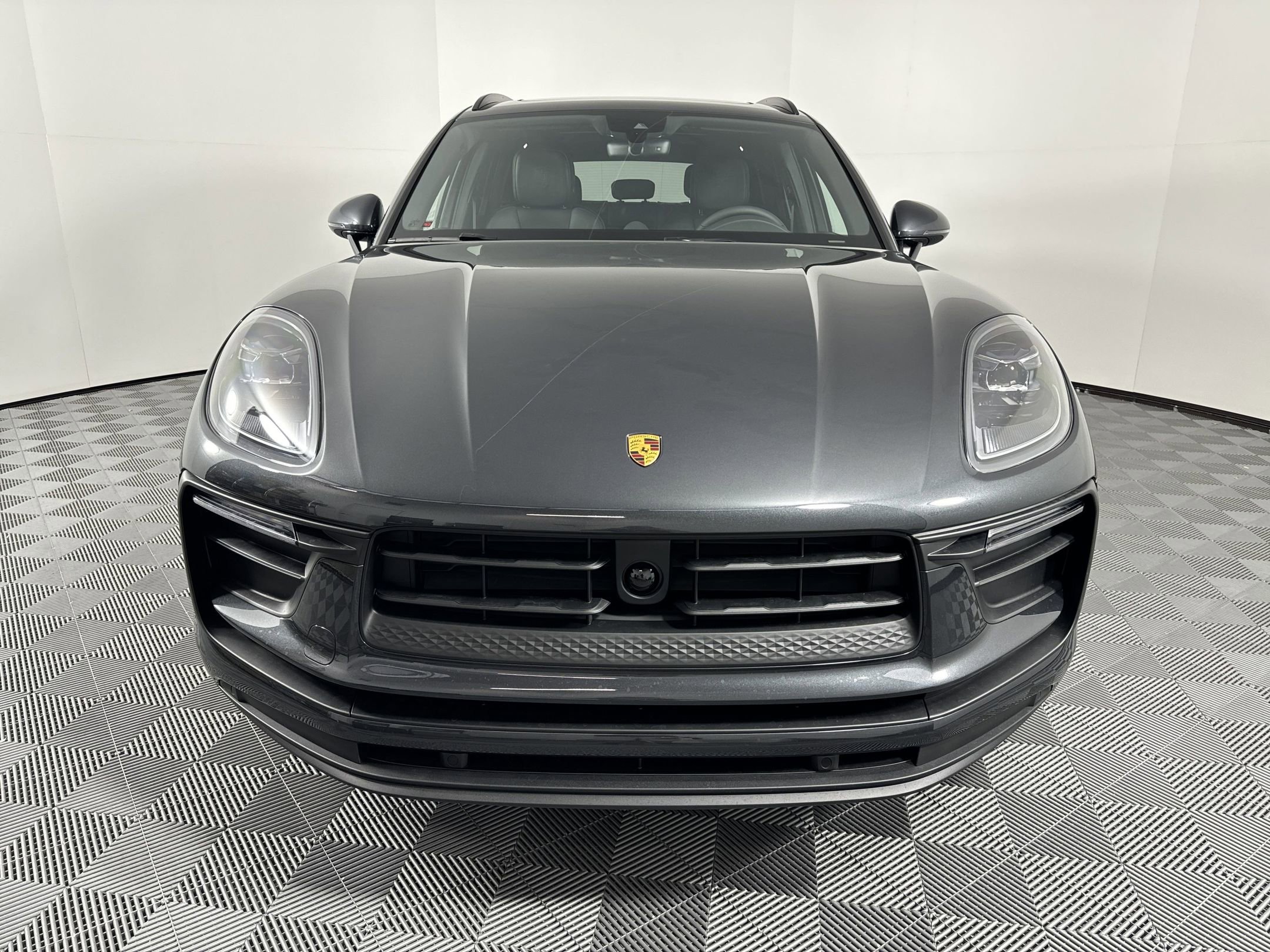 Certified 2025 Porsche Macan image 10
