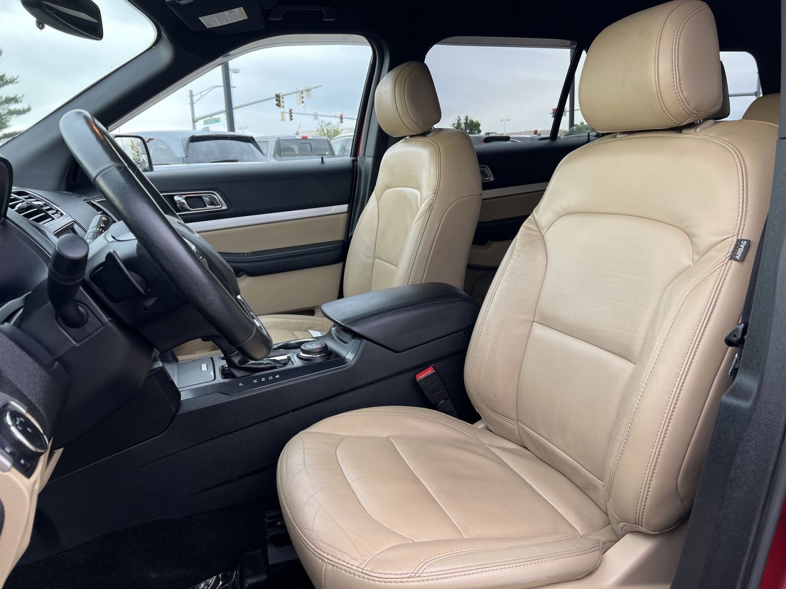 Used 2017 Ford Explorer XLT w/ Equipment Group 202A AWD/4WD image 21