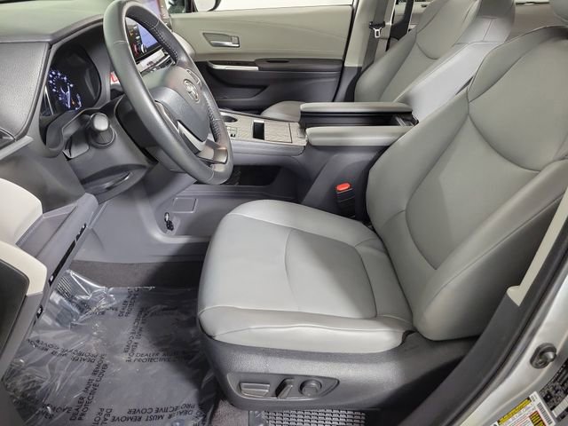 Used 2024 Toyota Sienna XLE FWD image 18