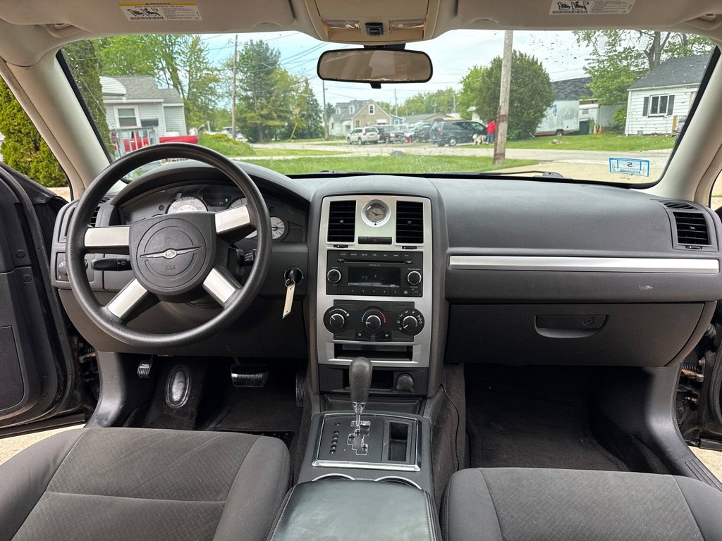 Used 2009 Chrysler 300 LX RWD image 9