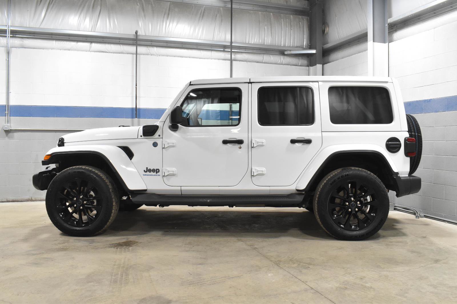 Used 2025 Jeep Wrangler Sahara image 23