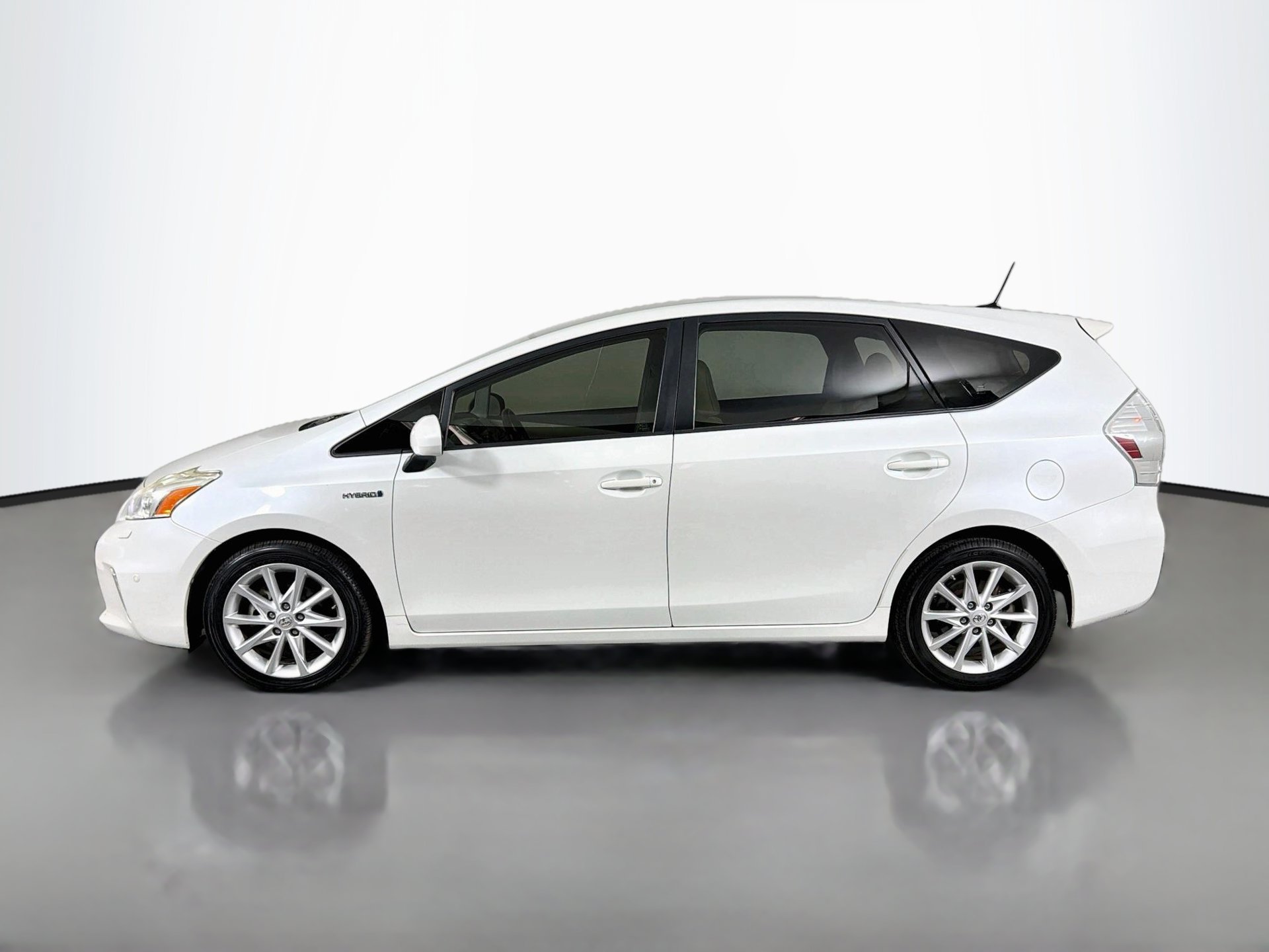 Used 2014 Toyota Prius V Five FWD image 8