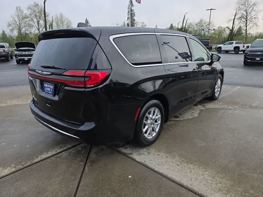 Used 2024 Chrysler Pacifica Touring-L FWD image 6