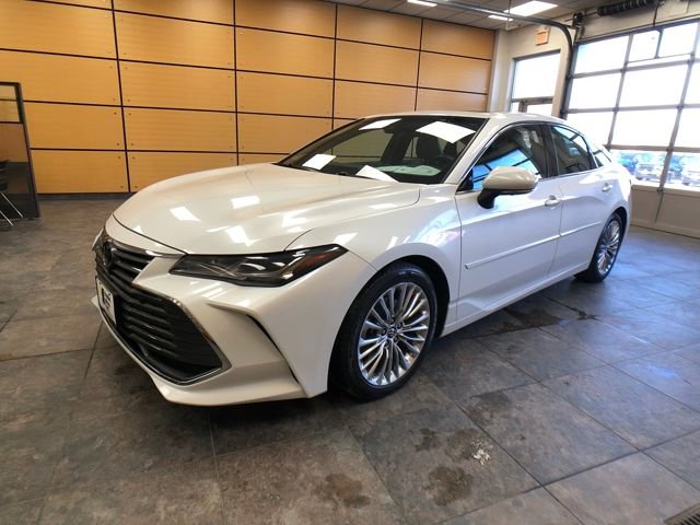 Used 2019 Toyota Avalon Limited image 3